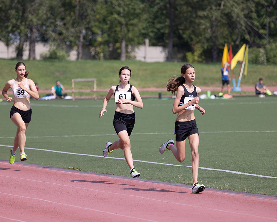 Алина бежит 1500 м на Мемориале иркутских легкоатлетов