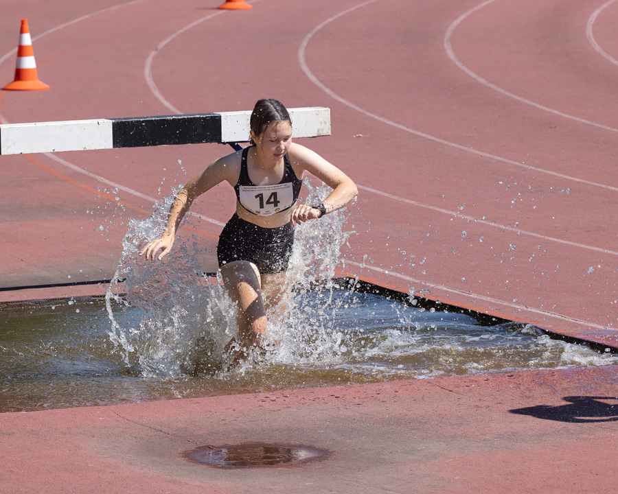 Алина бежит 2000 м с препятствиями на Мемориале иркутских легкоатлетов